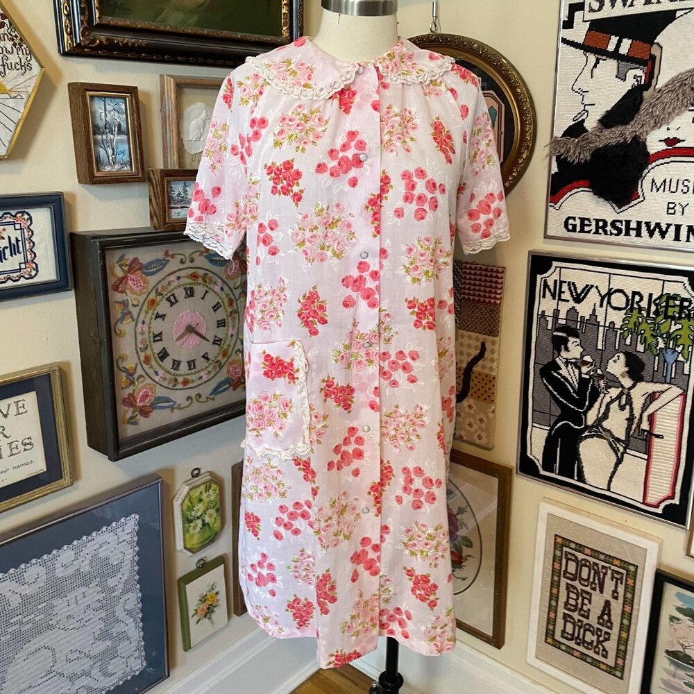 80s Vintage Smart Time Floral Pink & White House Dress With Lace Collar & Pocket